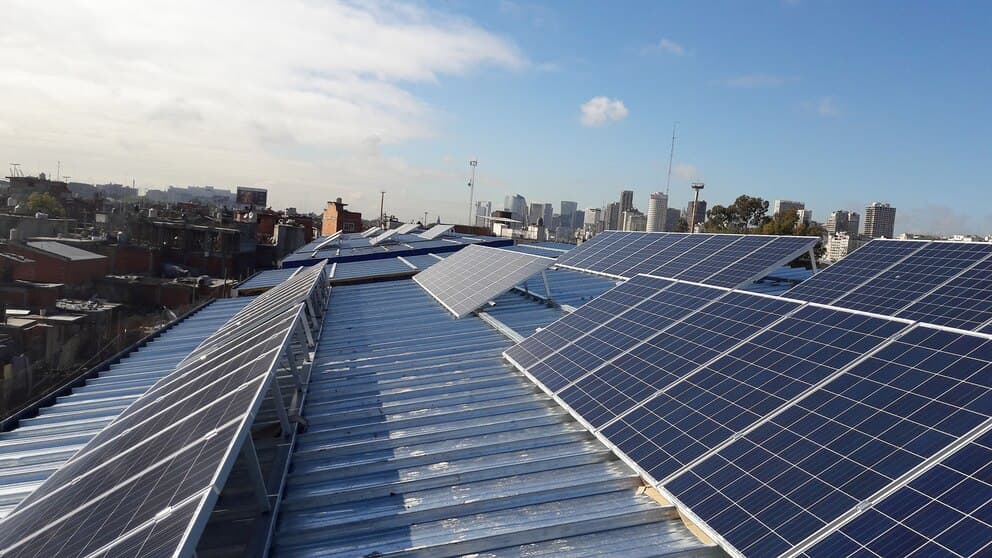Instalación de paneles solares en terrazas de hogares para generación distribuida